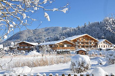 Hotelansicht des Familienhotels Landgut Furtherwirt in Tirol im Winter.