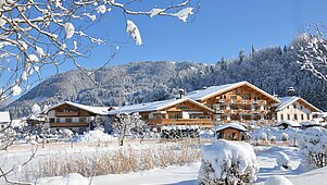 Hotelansicht des Familienhotels Landgut Furtherwirt in Tirol im Winter.