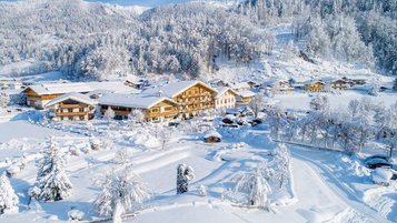 Hotelansicht des Familienhotels Landgut Furtherwirt in Tirol im Winter.