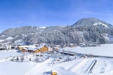 Winteransicht vom Landgut Furtherwirt in Tirol, umgeben von einer Schneelandschaft