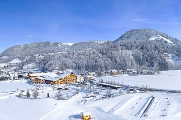 Winteransicht vom Landgut Furtherwirt in Tirol, umgeben von einer Schneelandschaft
