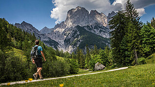 Wandern in Bayern: Mann wandert auf den Königssee.