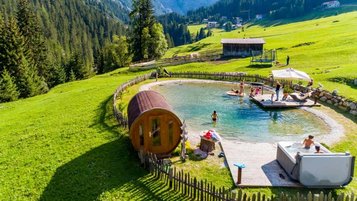 Blick auf den Spielsee von oben im Familienhotel Bella Vista in Südtirol