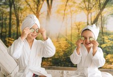 Kinder mit Bademänteln und Gurkenscheiben bei der Wellnesszeit im Familienhotel Das Bayrischzell