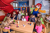 Kinder spielen zusammen im Happy-Club im Familienhotel Zauchenseehof im Salzburger Land