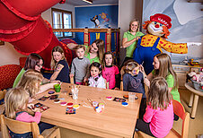 Kinder spielen zusammen im Happy-Club im Familienhotel Zauchenseehof im Salzburger Land
