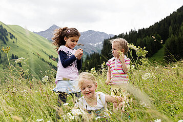 Drei Mädchen stehen in dier wunderschönen Landschaft nahe des Familienhotels Kaiserhof an der Zugspitze.