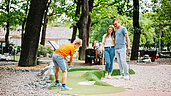 Familie beim Adventure Golf spielen im Familienurlaub im Harz.