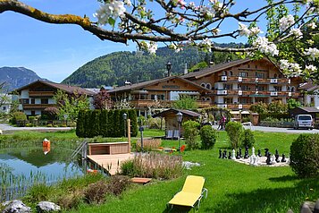 Außenansicht des Familienhotels Landgut Furtherwirt in Tirol im Frühling.