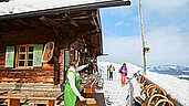 Bayern im Winter: Nach einer gemeinsamen Skifahrt, eine erholsame Pause bei herzlichen Gastgeber auf einer Hütte machen.