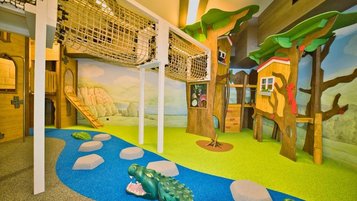 Indoor-Spielplatz Chiccosmos im Feldbergerhof. Ropeland verbindet die vier Bereiche.