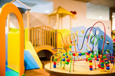 Motorikspielzeuge und kreative Spielbereiche entdecken Familien im Familienhotel Alpura Retreat in Südtirol.