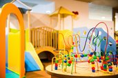 Motorikspielzeuge und kreative Spielbereiche entdecken Familien im Familienhotel Alpura Retreat in Südtirol.