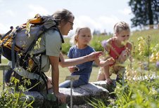 Zwei Kinder bei einer betreuten Wanderung mit einer Rangerin nahe des Familienhotels Feldberger Hof.