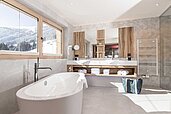 Modernes Badezimmer mit Walk-In-Dusche im Familienhotel Galtenberg Family & Wellness Resort in Tirol.