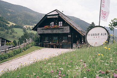Die "Groar Alm", eine Alm auf grüner Wiese ganz in der Nähe des Familienhotels Kirchheimerhof in Kärnten.