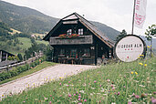 Die "Groar Alm", eine Alm auf grüner Wiese ganz in der Nähe des Familienhotels Kirchheimerhof in Kärnten.