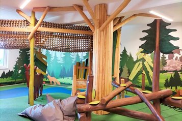 Indooor Spielplatz mit Klettermöglichkeiten im Familienhotel Familien Resort Petschnighof in Kärnten.