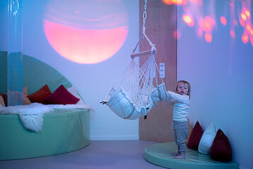 Liebevoll eingerichteter Schlafraum für Babys und Kleinkinder im Familienhotel Sonnenpark.