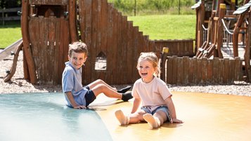 Lachen und Toben auf der Hüpfburg sorgt für ausgelassene Stimmung im Familienhotel.