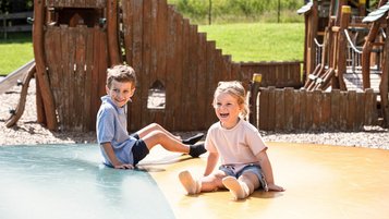 Lachen und Toben auf der Hüpfburg sorgt für ausgelassene Stimmung im Familienhotel.