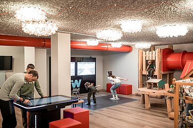 Familie spielt im Happy-Club des Familienhotels Alpenhof Dolomit Family