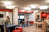 Familie spielt im Happy-Club des Familienhotels Alpenhof Dolomit Family