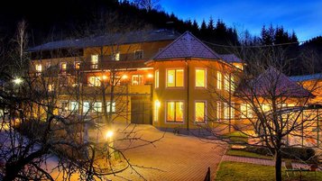 Die Hausansicht vom Kinderhotel Bruckwirt mit Lichtern.