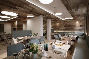 Der Speisesaal Garselli im Familienhotel Gorfion in Liechtenstein mit gedeckten Tischen im neuen Restaurant.