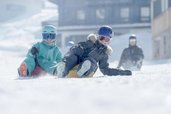 Kinder im Schnee beim Winterurlaub am Familienhotel Gorfion in Liechtenstein.