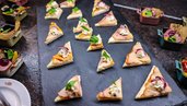 Feine Canapés im Landgut Furterwirt, Genussvolle Häppchen mit Räucherfisch, Creme und frischen Kräutern auf Schieferplatte angerichtet