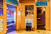 Eingang in den Wellnessbereich mit Sauna im Familienhotel Wellness- & Familienhotel Egger in Saalbach Hinterglemm.