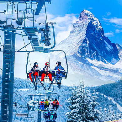 Zusammen Skifahren im Winter in der Schweiz.