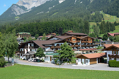 Luftaufnahme Sommer vom Familienhotel Hotel Tirolerhof an der Zugspitze.