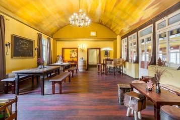 Gemütliches Restaurant im Familienhotel Borchards Rookhus an der Mecklenburgischen Seenplatte mit rustikalen Holzmöbeln, warmen Gelbtönen und einem einladenden, traditionellen Ambiente.