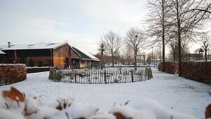 Spielplatz des Familienhotels Landhuus Laurenz im verschneiten Winter.