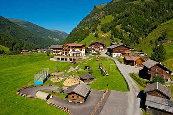 Sommer Luftaufnahme vom Familienhotel Oberkarteis im Salzburger Land.