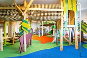 Indoor Spielplatz mit Klettermöglichkeiten im Familienhotel Familien Resort Petschnighof in Kärnten.