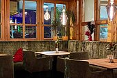 Gemütlich eingerichtete Sitzecke im A la Carte Restaurant im Familienhotel Wellness- & Familienhotel Egger in Saalbach Hinterglemm