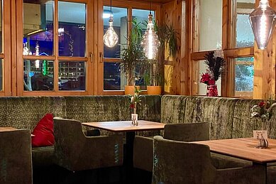 Gemütlich eingerichtete Sitzecke im Restaurant im Wellness- & Familienhotel Egger in Saalbach-Hinterglemm