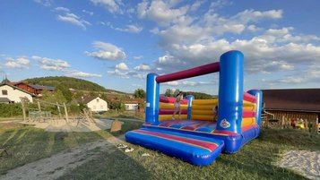 Hüpfburg auf den Außenspielplatz des Familienhotels Der Böhmerwald.