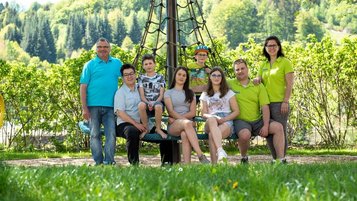 Familienhotel Mein Krug im Fichtelgebirge - Die Gastgeberfamilie Diezinger auf dem Außenspielplatz