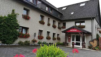 Das Familienhotel Monikas Ferienhof Sauerland in der von außen im Sommer.