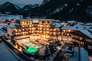 Winteransicht der Hotelanlage im Familienhotel Post Family Resort im Salzburger Land.