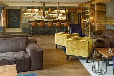 Gemütliche Lounge mit Sofas und Sesseln im Familienhotel Sonnenpark.
