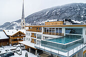 Ausblick auf den Infinitypool des Familienhotels Stefan in Tirol.
