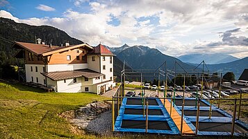 Am Hochzeigerhaus gibt es für die Kinder eine riesige Trampolinanlage zum Austoben.