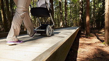 Ausflugstipps in Bayern: Mit dem Kinderwagen unterwegs auf dem Walderlebnispfad im Bayerischen Wald.