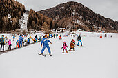 Kinder beim Ski fahren lernen in der Skischule am Familienhotel Huber.