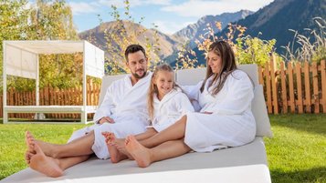Familie entspannt im Wellnessbereich im Familotel Kaiserhof in Berwang